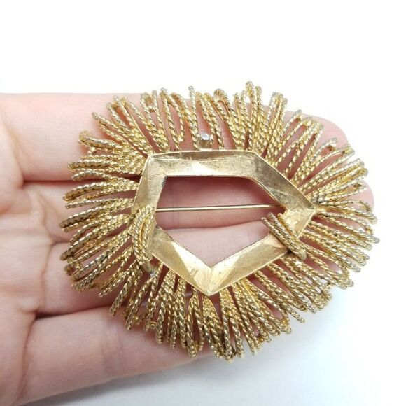 Vintage Funky Gold Tone Fringe Brooch, Retro 70s Style Lapel Pin, Estate - Picture 6 of 6